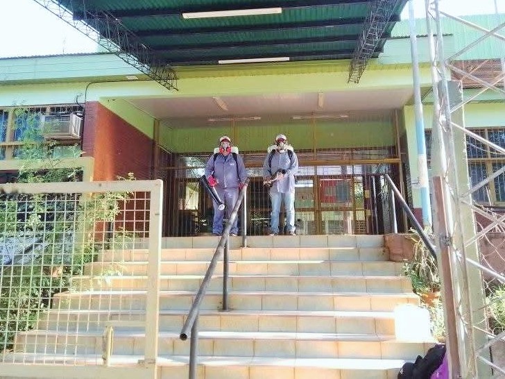 Operativo preventivo de fumigación en las escuelas ante el inicio de clases en Puerto Libertad