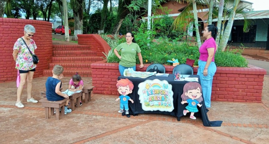 Jornada Informativa y Rinconcito de Arte del Nivel Inicial Arasarí en la Plaza San Martín