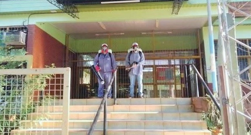 Operativo preventivo de fumigación en las escuelas ante el inicio de clases en Puerto Libertad