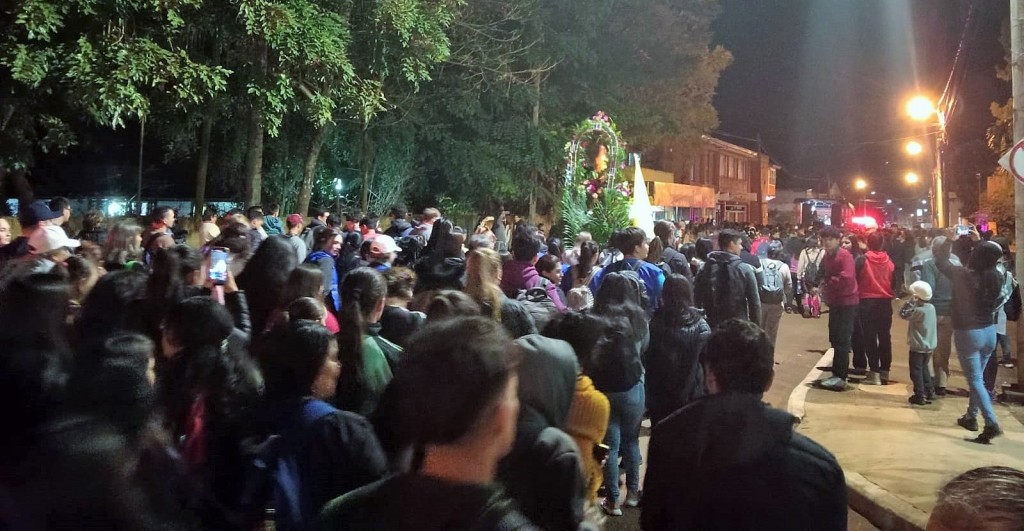 Cientos de peregrinos partieron desde Puerto Libertad para recorrer los 42 kilómetros en honor a la Virgen del Iguazú