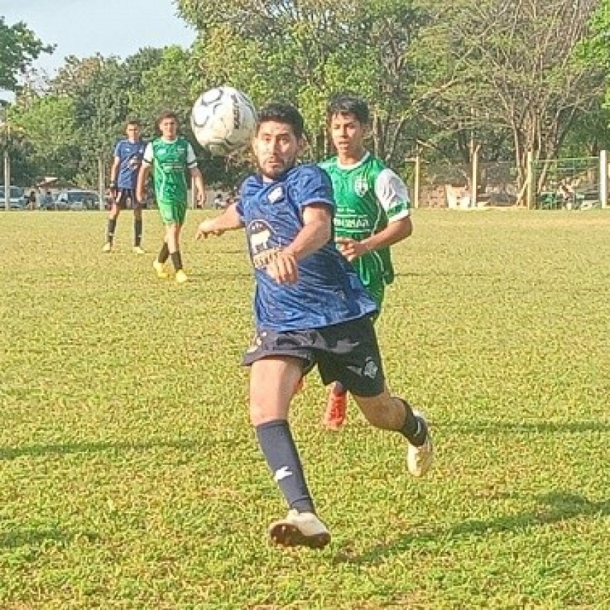 Unión Bossetti encontró el gol sobre el final y sigue en la cima del torneo